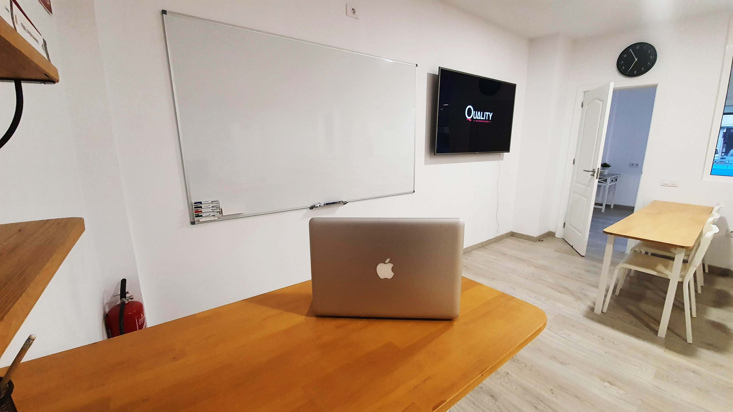 Aula_Autoescuela_Quality_Tenerife_Pizarra_Ordenador_Profesorado