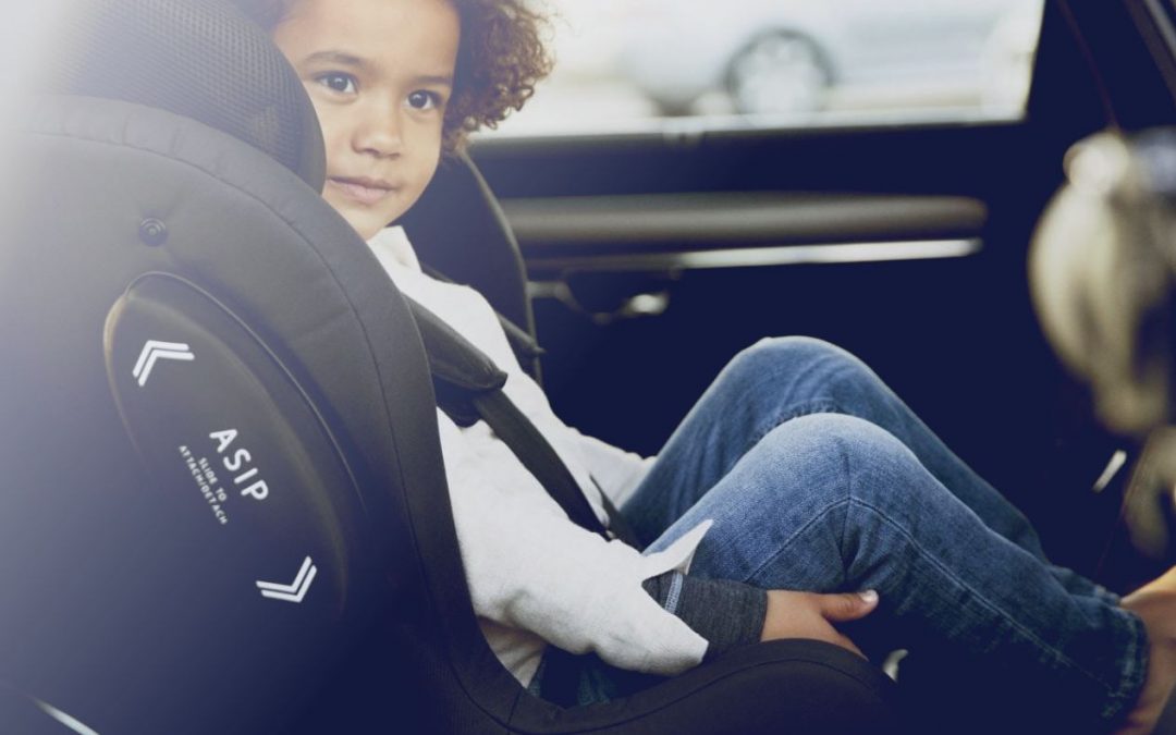 ¿PUEDEN IR LOS NIÑOS EN EL ASIENTO DELANTERO DEL COCHE?